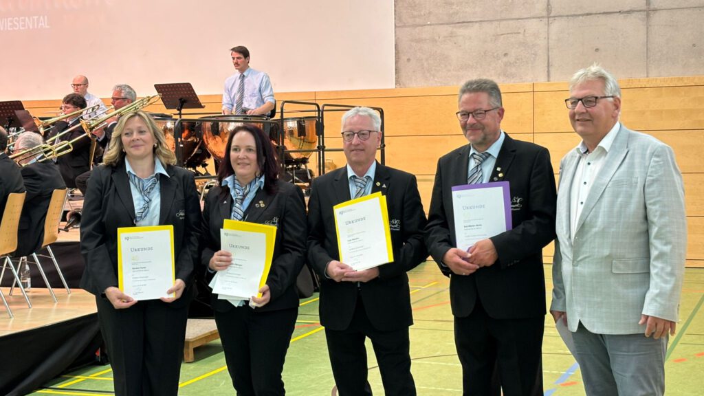 v.l.n.r.: Sandra Fiedel, Sandra Metzger, Ingo Mauthe, Charly Welte und Bezirksvorsitzender und Freund Detlev Beck